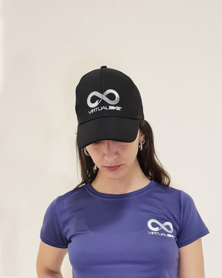 Mujer utilizando un Gorro Negro con el logo de Virtual Bike