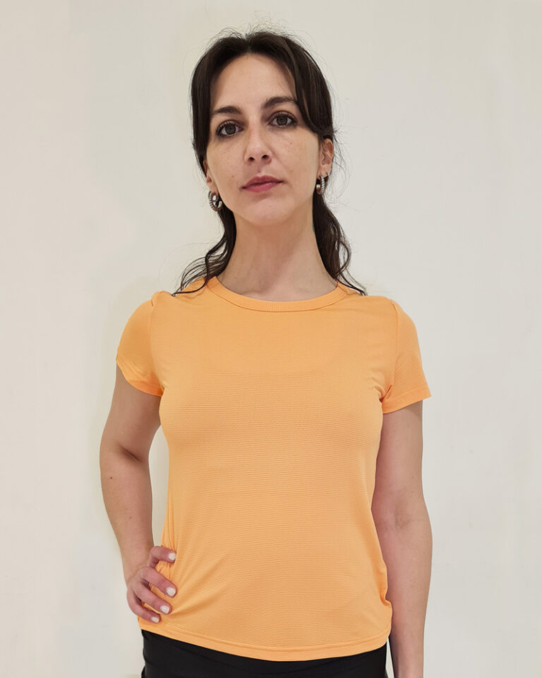Mujer utilizando una polera manga corta Naranja con el logo de virtual Bike
