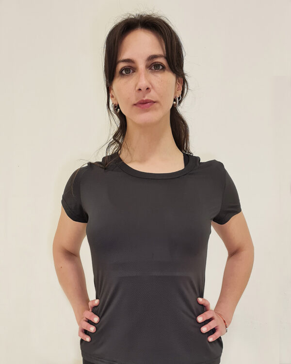 Mujer utilizando una polera manga corta Negra con el logo de virtual Bike