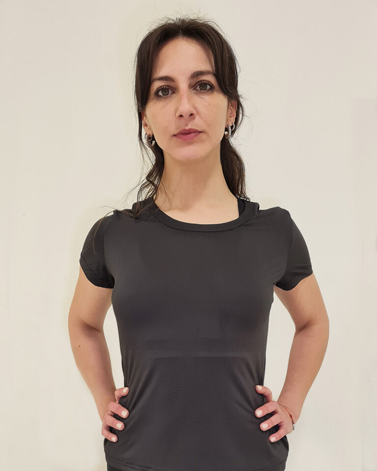 Mujer utilizando una polera manga corta Negra con el logo de virtual Bike