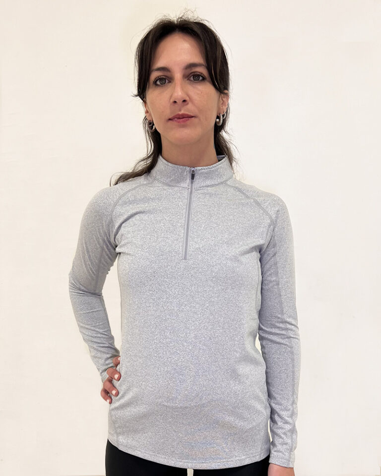 Mujer utilizando un Polerón Gris Virtual Bike