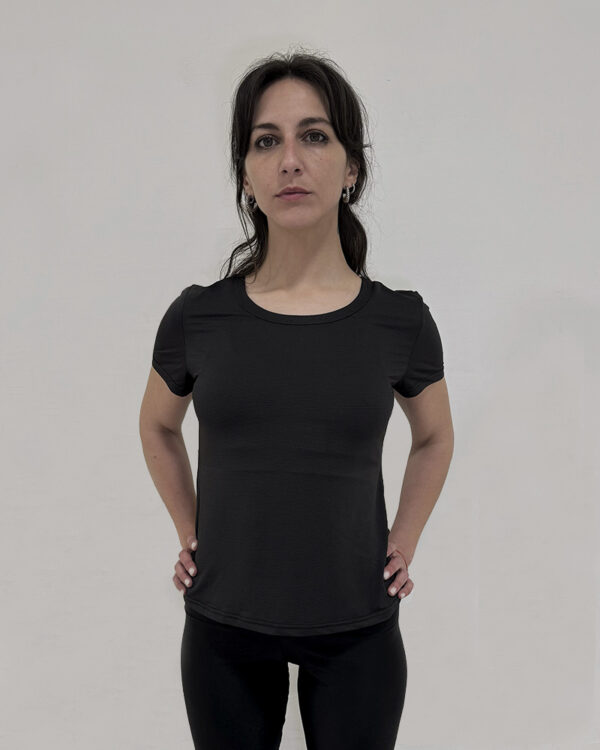 Mujer utilizando una polera manga corta Negra con el logo de virtual Bike