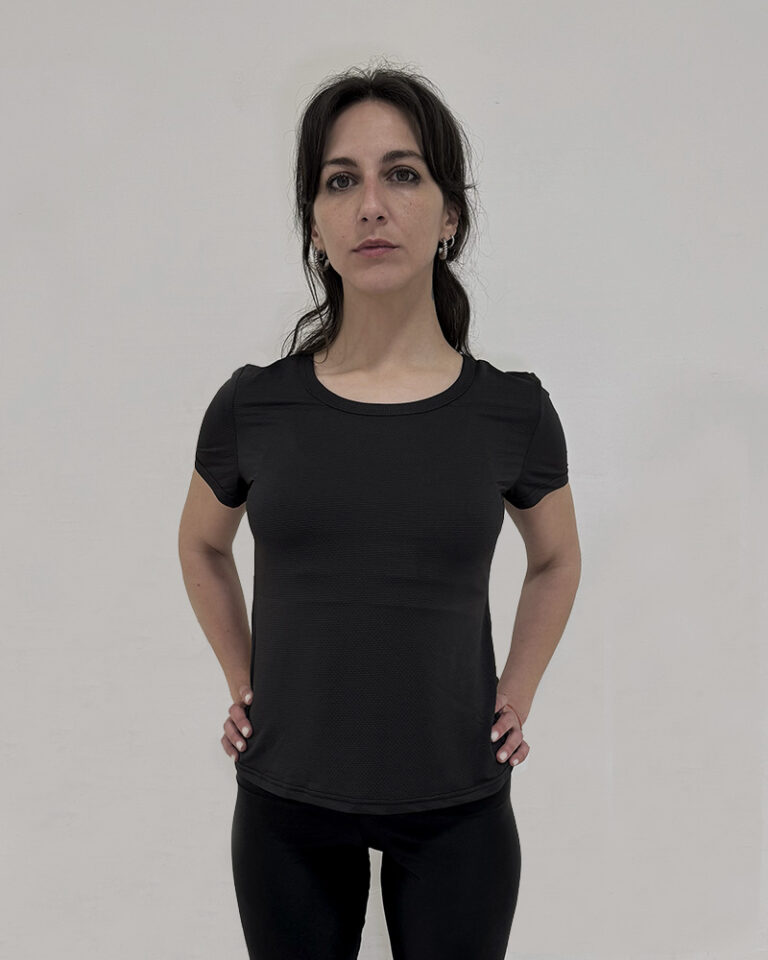 Mujer utilizando una polera manga corta Negra con el logo de virtual Bike