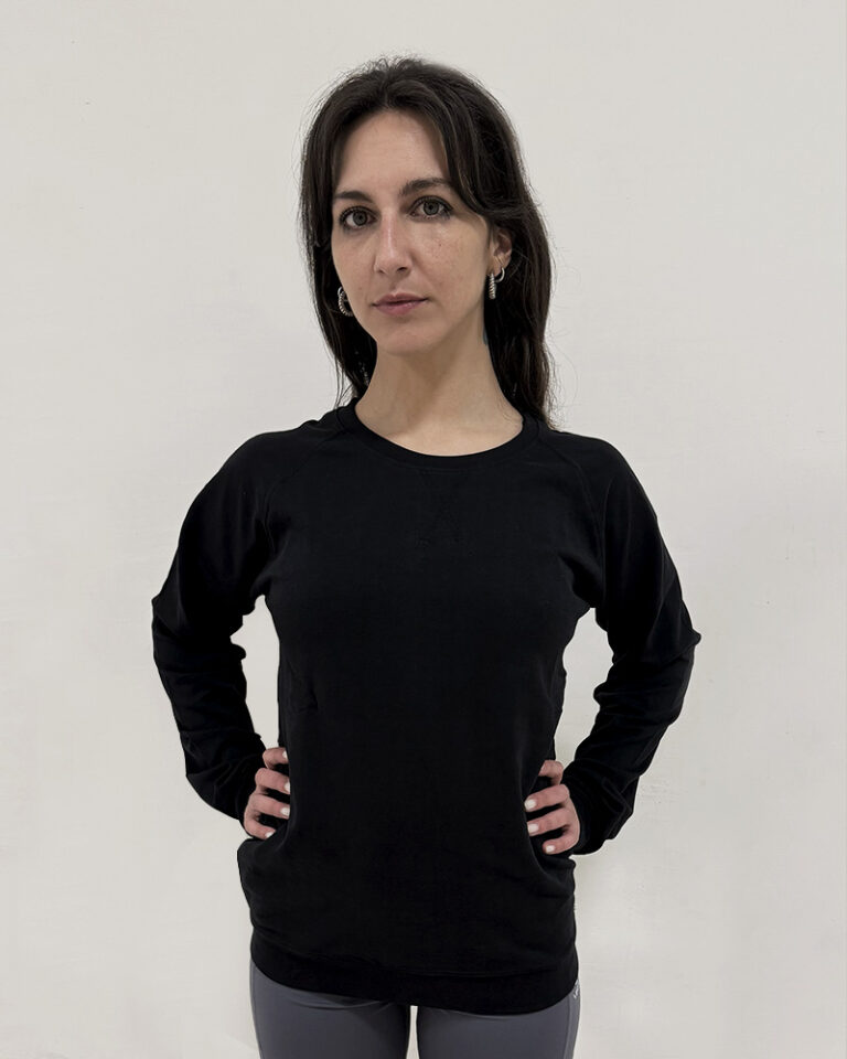 Mujer utilizando un Polerón Negro Virtual Bike