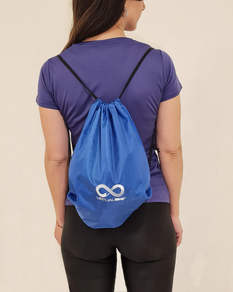 Mujer utilizando un Morral Azul con el logo de Virtual Bike