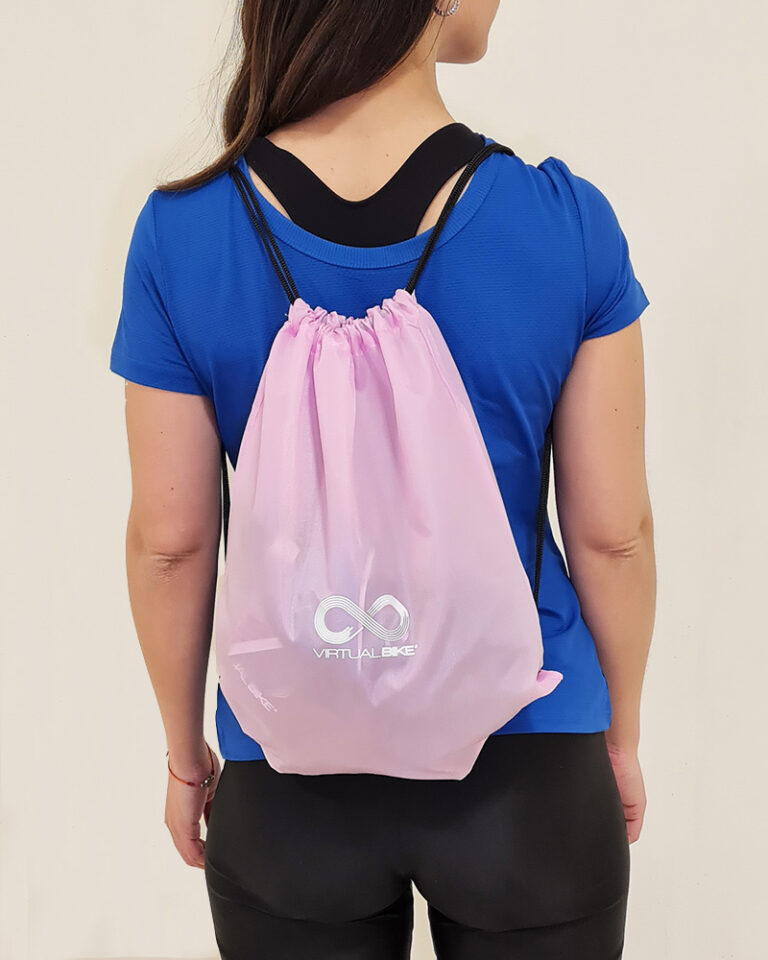 Mujer utilizando un Morral Rosado con el logo de Virtual Bike