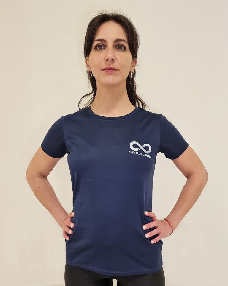 Mujer utilizando una polera manga corta azul con el logo de virtual Bike