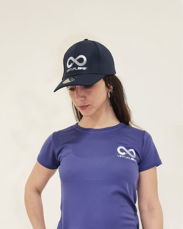 Mujer utilizando un Gorro Azul con el logo de Virtual Bike