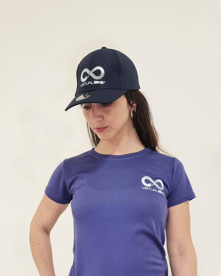 Mujer utilizando un Gorro Azul con el logo de Virtual Bike