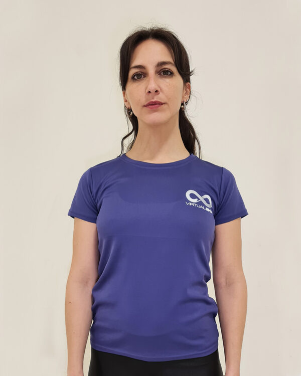 Mujer utilizando una polera manga corta Morada con el logo de virtual Bike