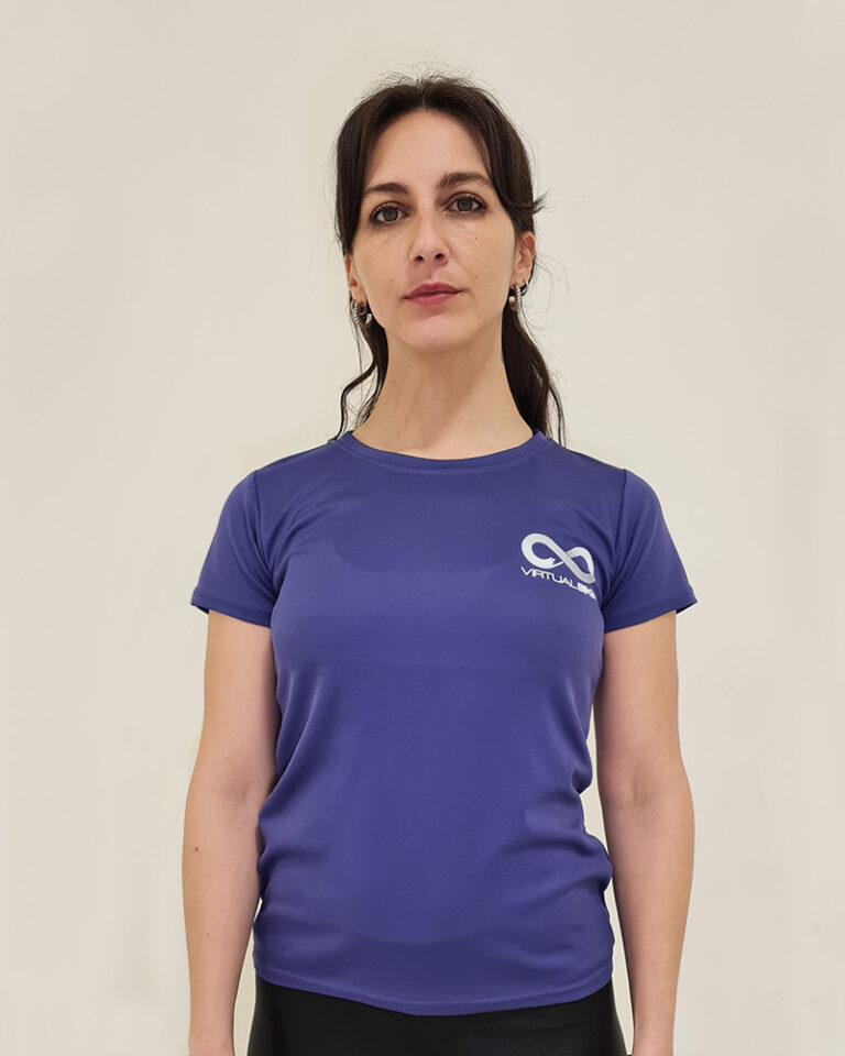 Mujer utilizando una polera manga corta Morada con el logo de virtual Bike