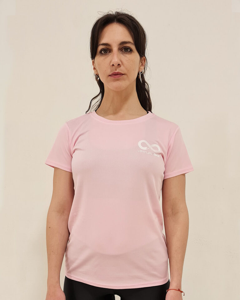 Mujer utilizando una polera manga corta Rosa con el logo de Virtual Bike