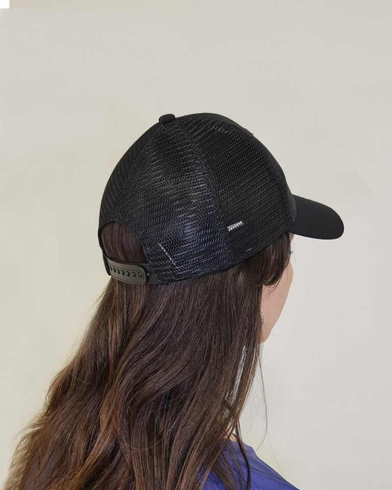 Mujer utilizando un Gorro Negro mostrando la parte trasera del gorro con el logo de Virtual Bike