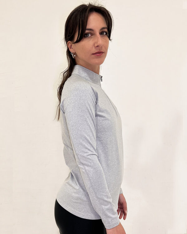 Mujer de perfil utilizando un Polerón Gris Virtual Bike