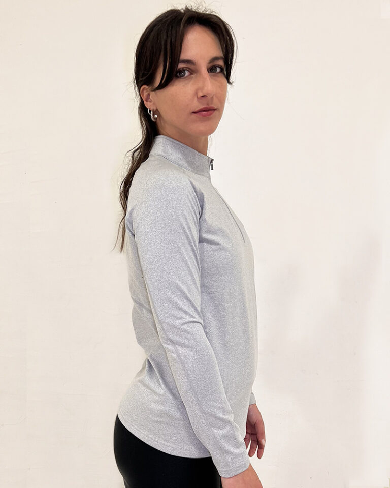 Mujer de perfil utilizando un Polerón Gris Virtual Bike