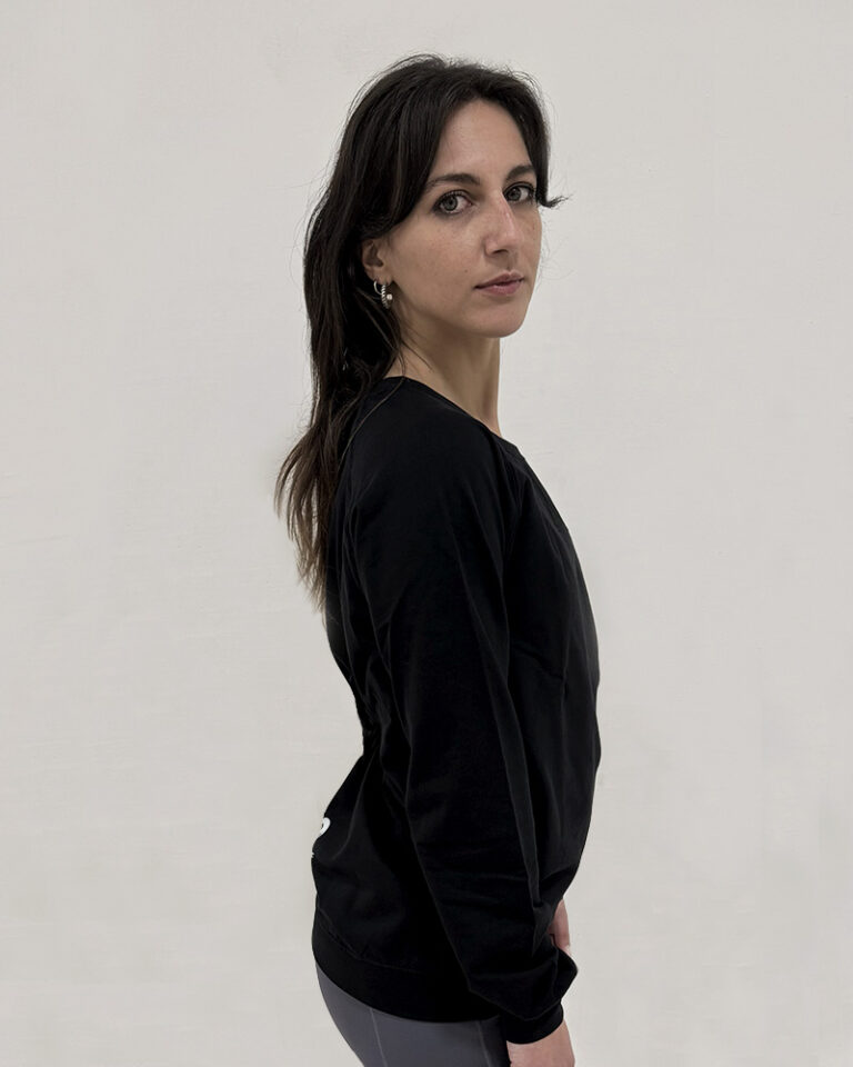 Mujer de perfil utilizando un Polerón Negro Virtual Bike