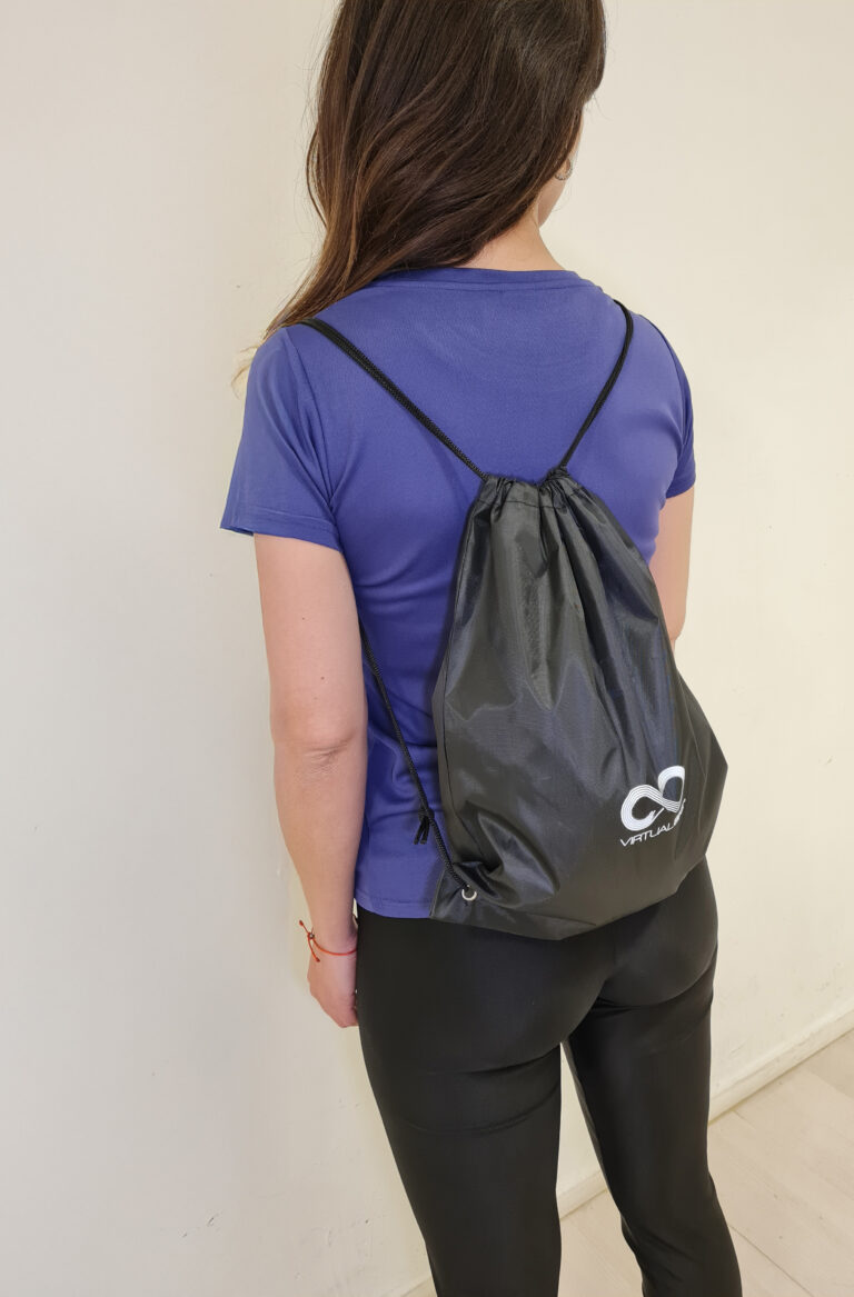 Mujer utilizando un Morral Negro en perfil diagonal con el logo de Virtual Bike
