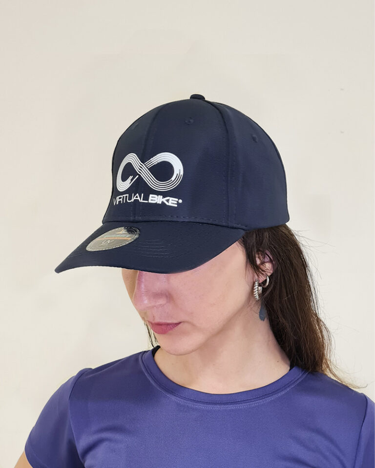 Mujer utilizando un Gorro Azul en un perfil diagonal con el logo de Virtual Bike