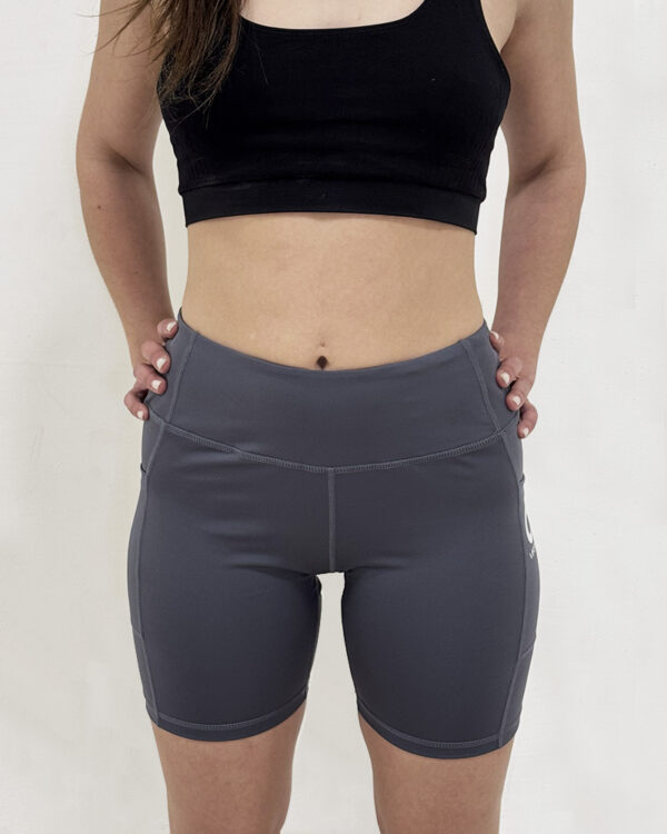 Mujer utilizando una calza corta de color gris