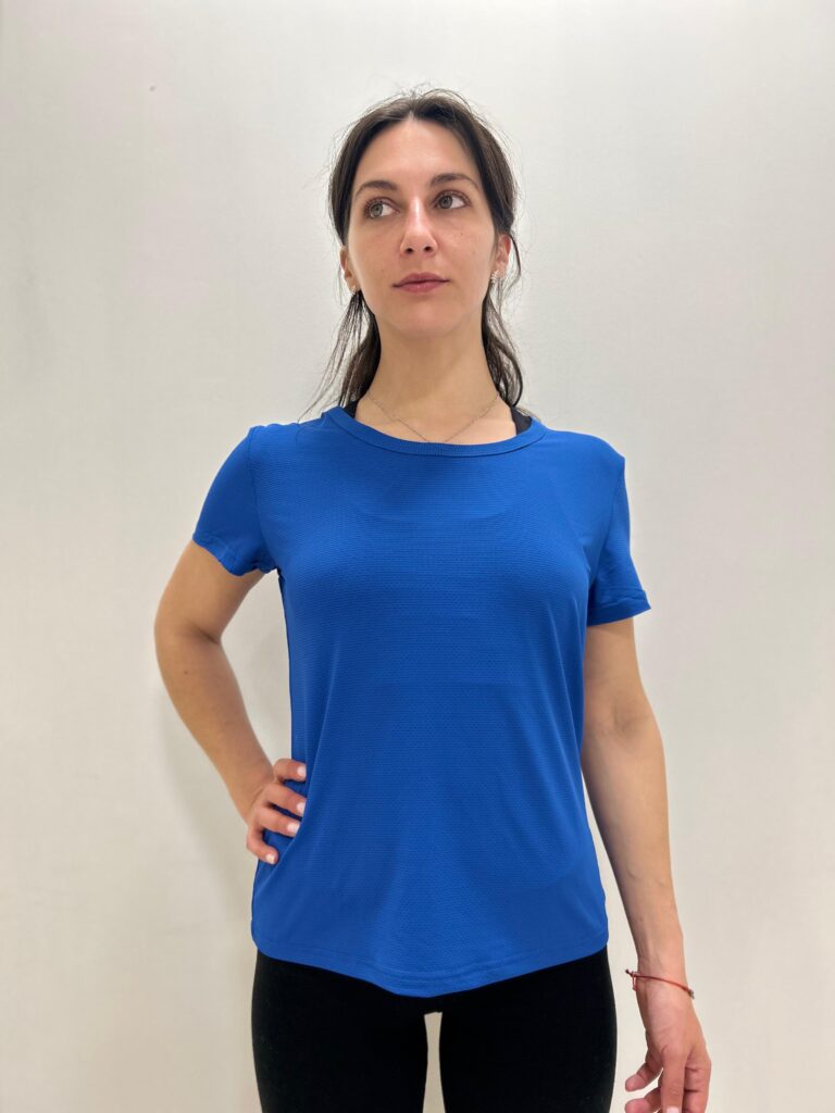 Mujer con una Polera Azul con el logo de Virtual Bike en la parte de atras